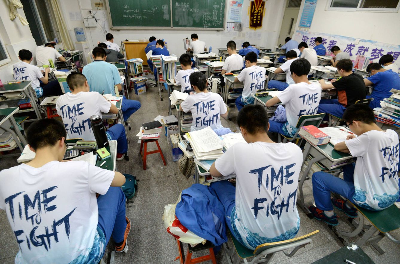 Estudiantes la tarde antes del 'gaokao' en un instituto de Handan, en la provincia de Hebei. (Reuters)