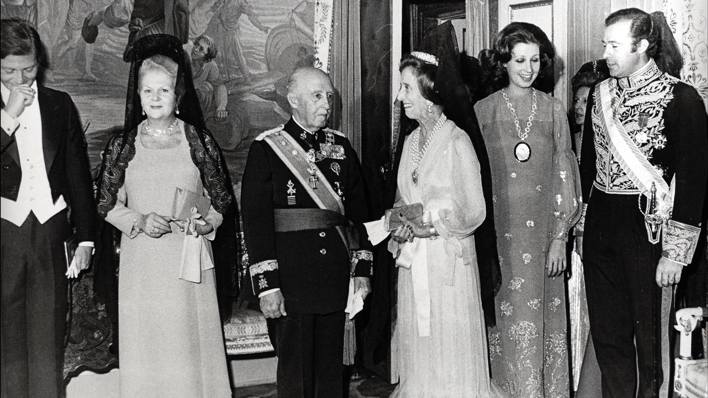 Francisco Franco, Carmen Polo, Carmen Martínez-Bordiú y el fallecido duque de Cádiz en 1970. (Gtres)