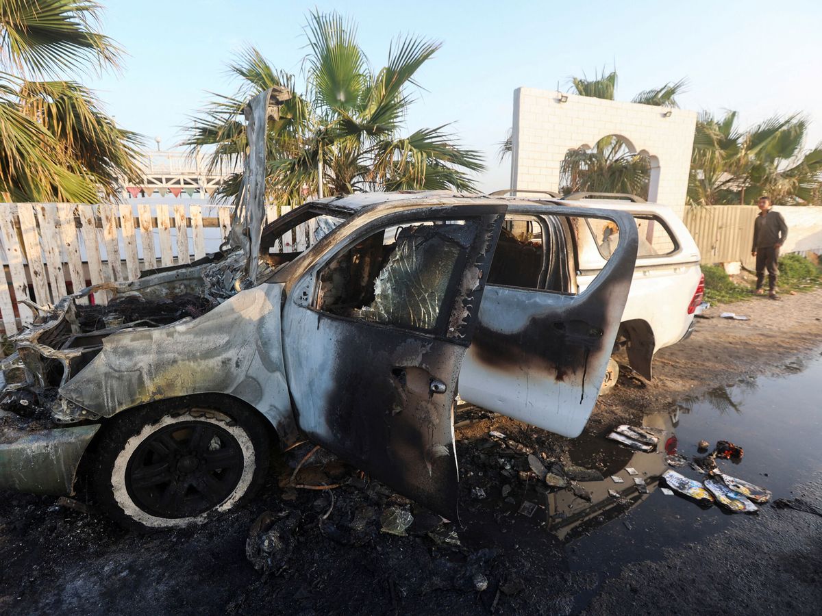 Foto: Imagen del coche tras el ataque. (Reuters/Ahmed Zakot)