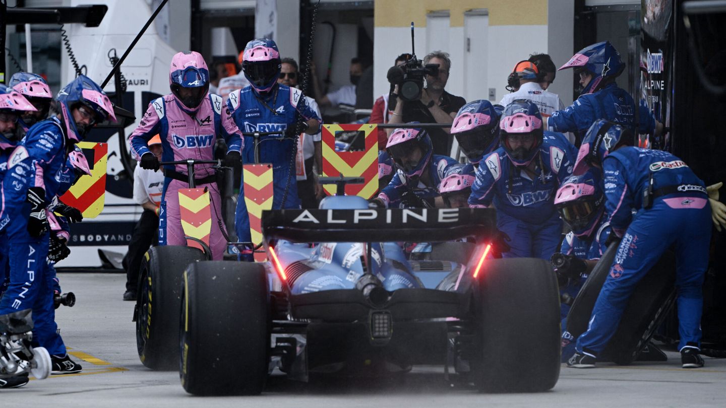 Alpine volvió a fallar en la parada en boxes. (Reuters/Brendan Smialowski)