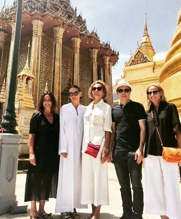 Foto: Laura Ponte, Naty Abascal y Fiona Ferrer delante del palacio. (Instagram)