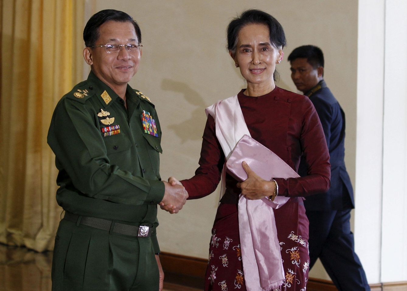 Min Aung Hlaing con Aung San Suu Kyi en Naypyitaw, en diciembre de 2015. (Reuters)