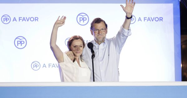 Foto: Elvira Fernández y Mariano Rajoy, en el balcón de Génova. (Gtres)