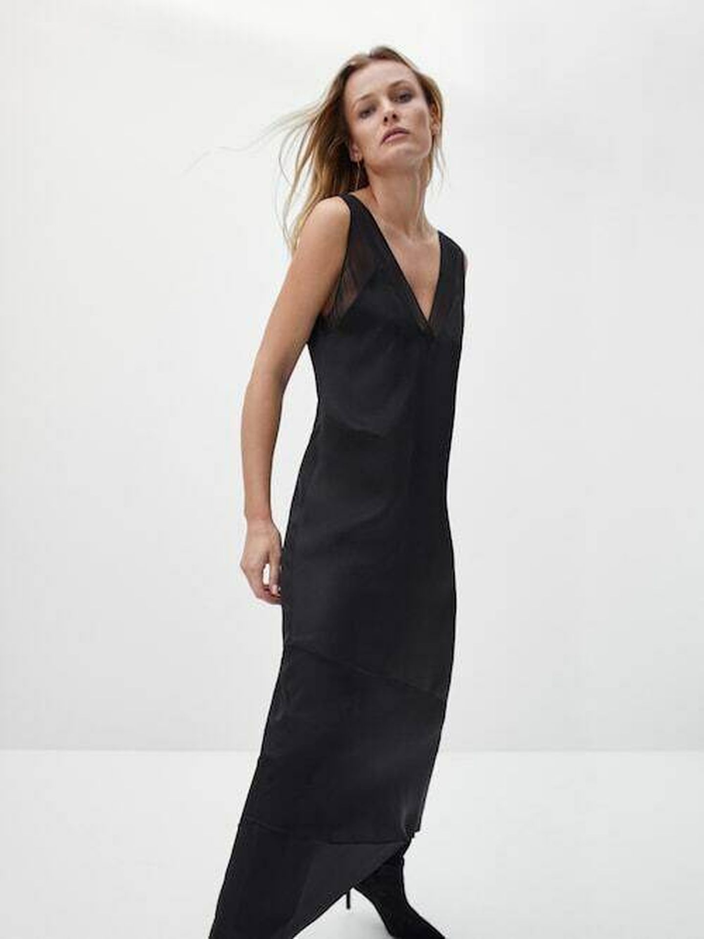 El vestido negro de Massimo Dutti. (Cortesía)