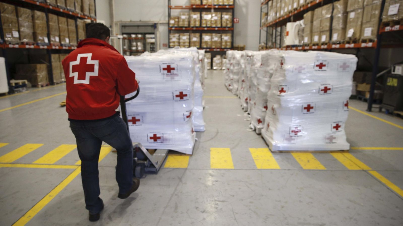 Foto: Vista del material que Cruz Roja ha preparado como ayuda de emergencia. (EFE)
