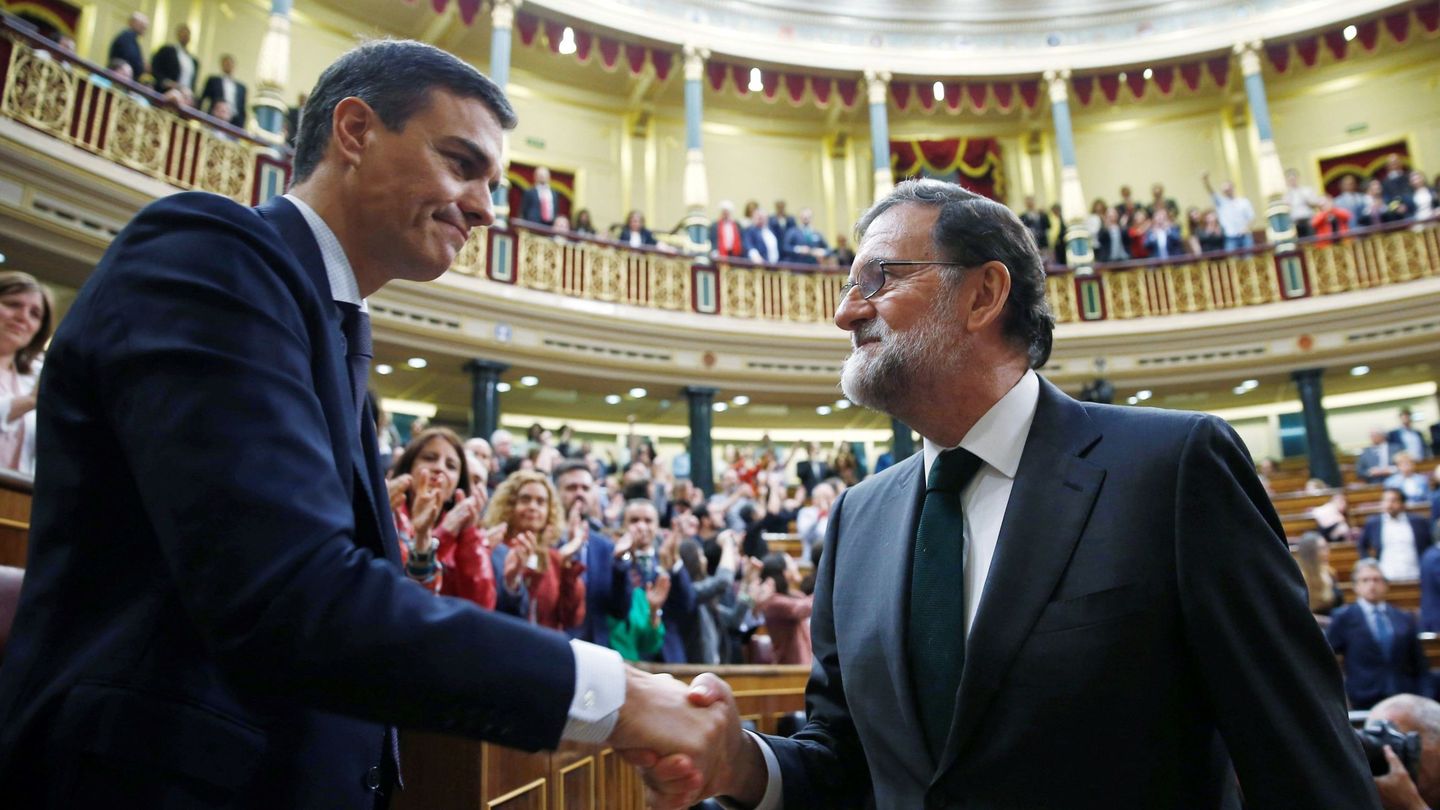 Mariano Rajoy felicita al recién investido presidente, el socialista Pedro Sánchez, tras la segunda jornada de la moción de censura presentada por el PSOE. (EFE)