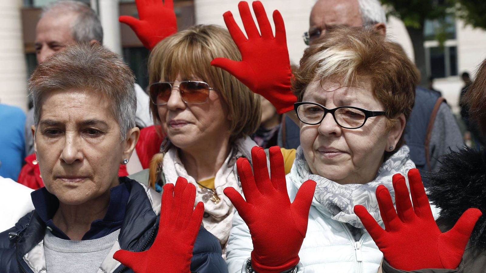 Foto: Protesta a las puertas del Palacio de Justicia de Pamplona por la sentencia contra La manada. (EFE)