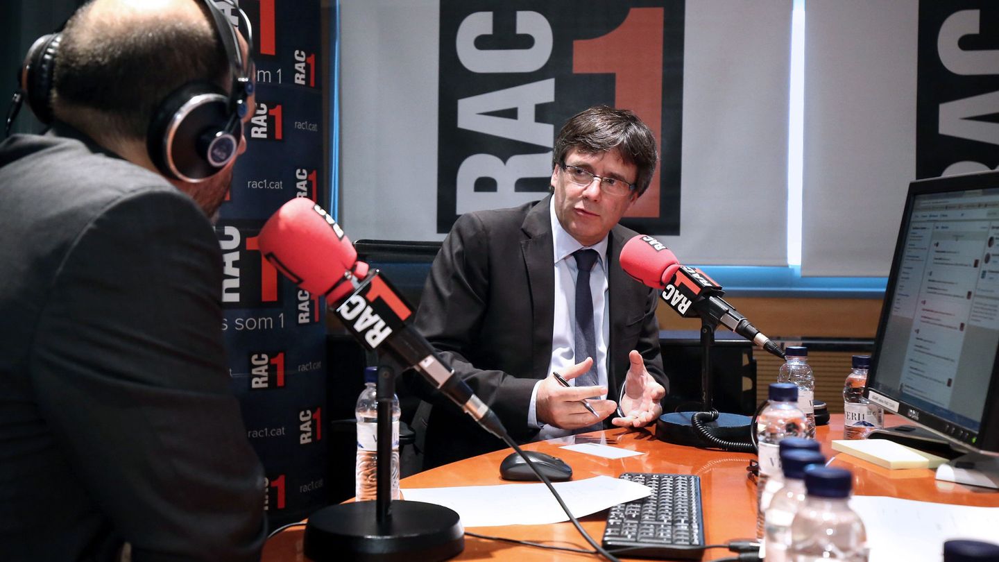 Fotografía de archivo con Puigdemont entrevistado en la emisora de radio RAC 1.