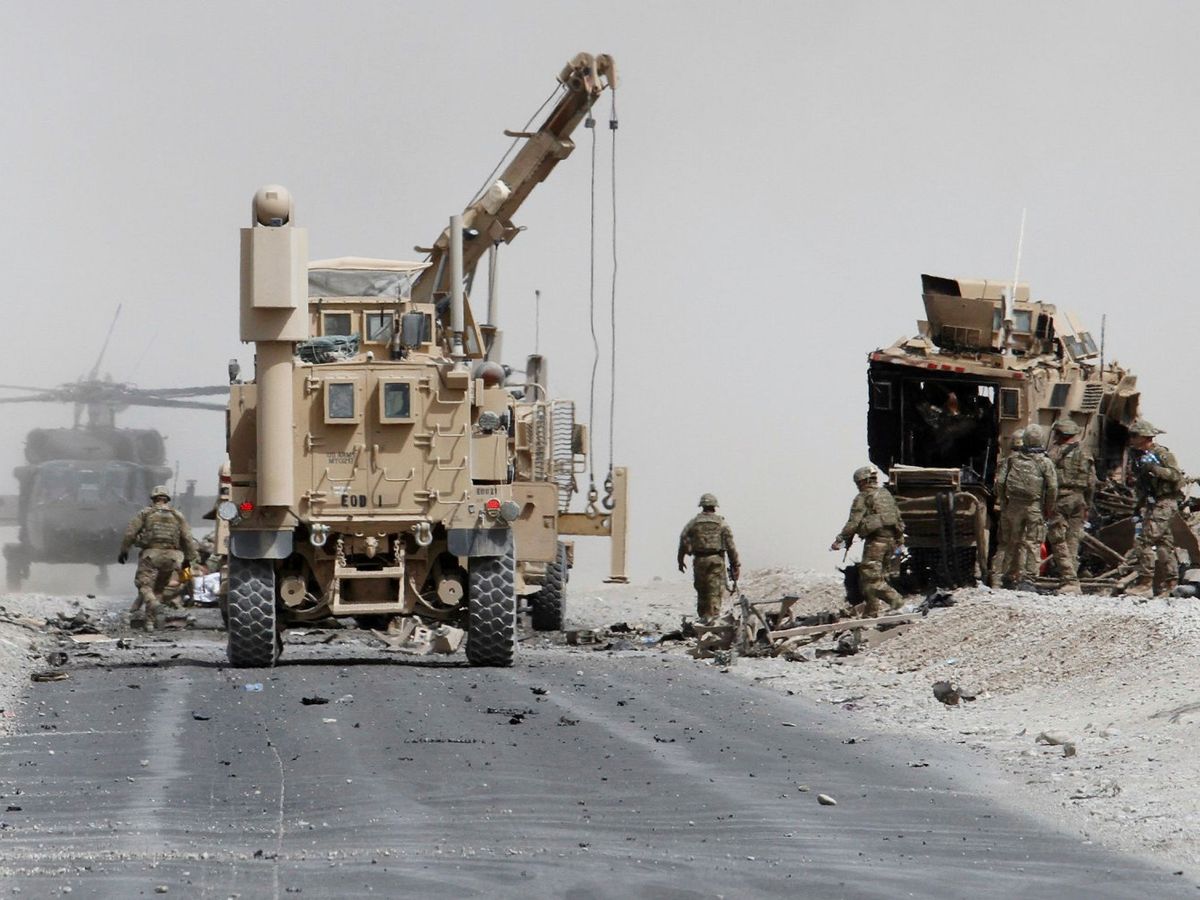 Foto: Tropas de Estados Unidos evalúan el daño a un vehículo blindado de la OTAN tras un ataque suicida en la provincia de Kandahar (Afganistán), en 2017 (Reuters)