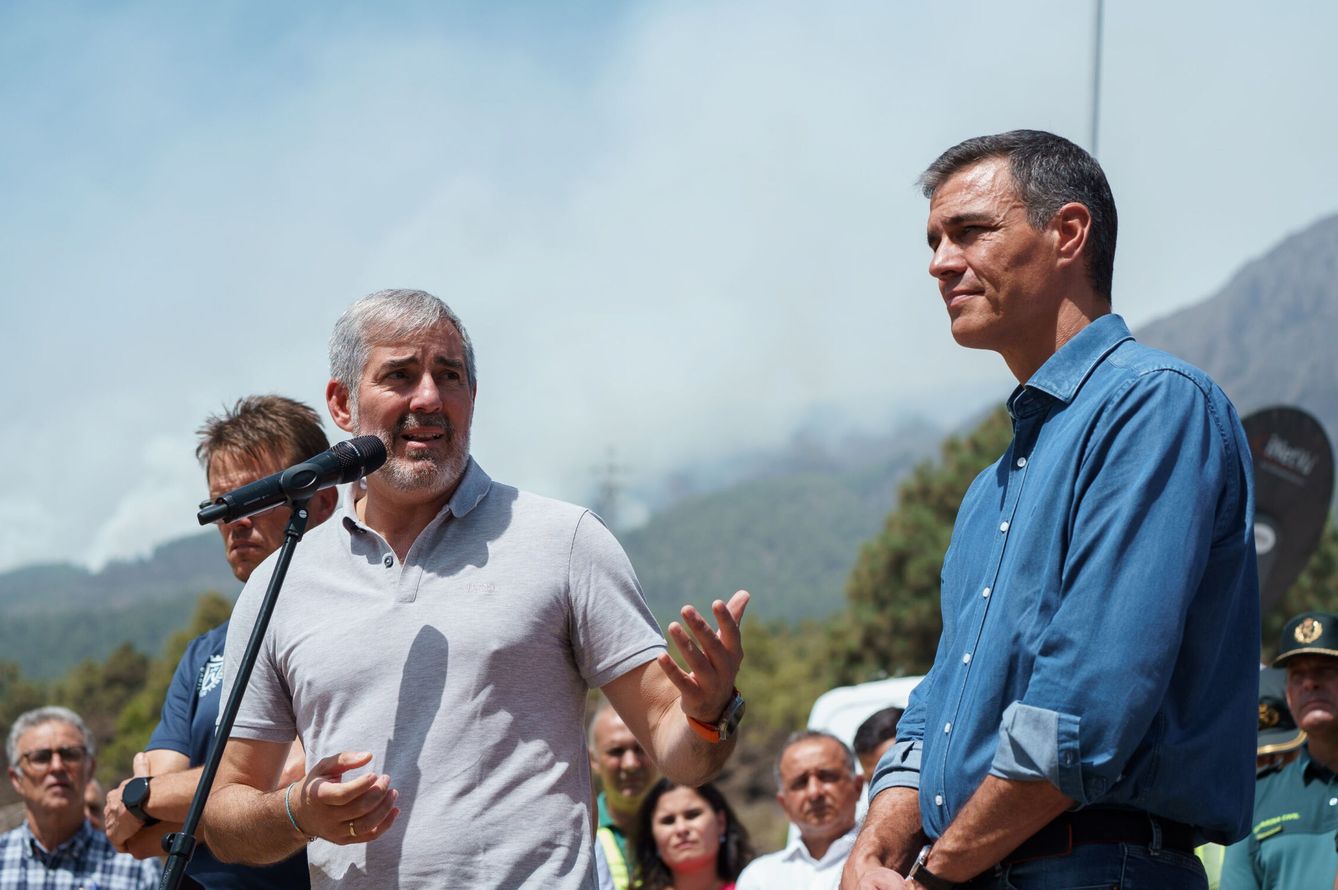 El presidente de Canarias, Fernando Clavijo (CC) junto al jefe del Gobierno central, Pedro Sánchez. (EFE/Ramón de La Rocha)