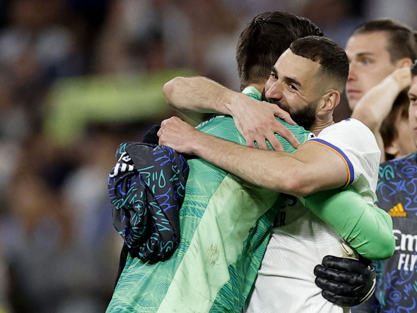 Courtois abraza a Benzema tras la semifinal contra el Manchester City. (REUTERS/Juan Medina)