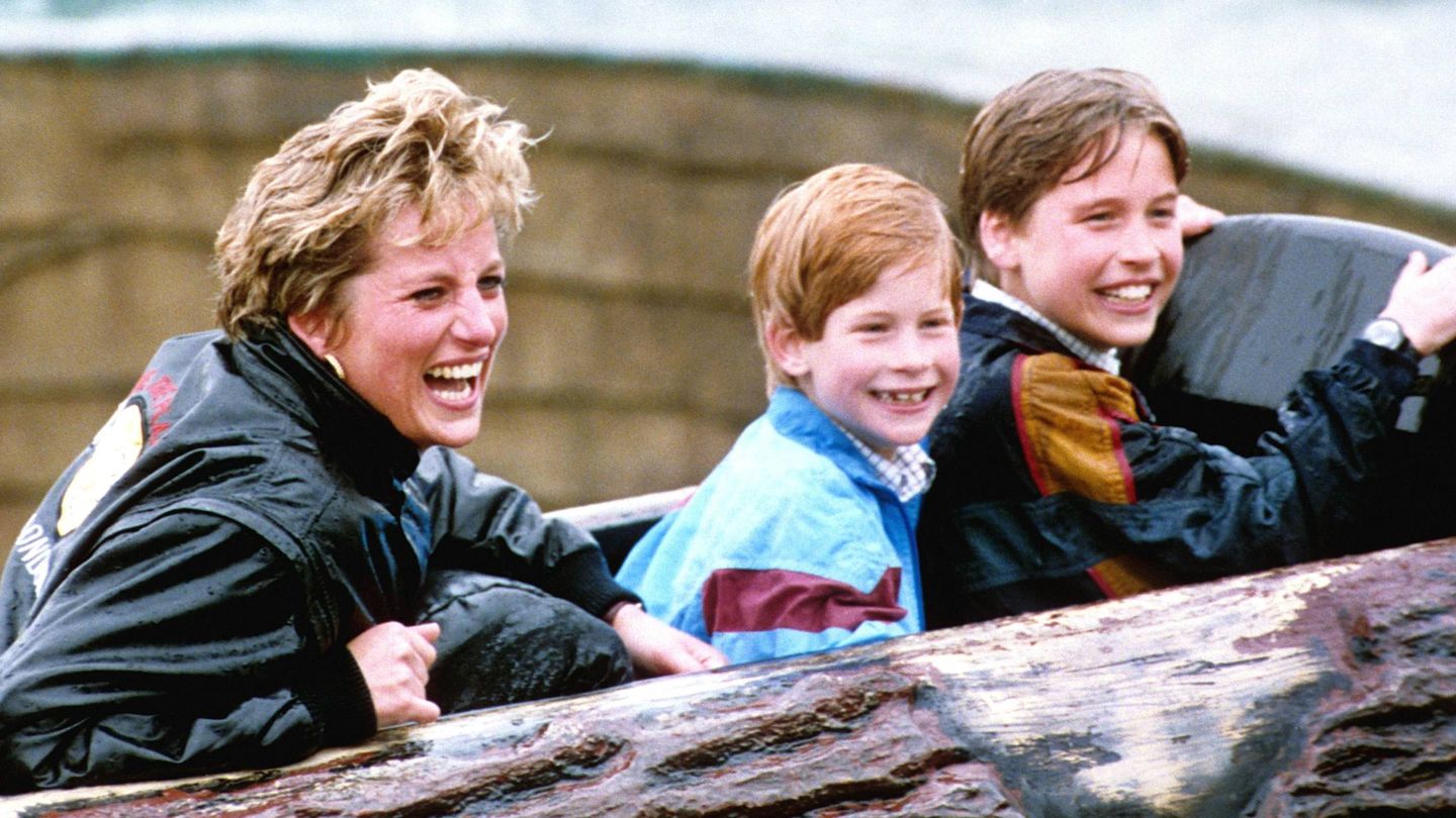 Diana, con los príncipes Guillermo y Harry. (Cordon Press)