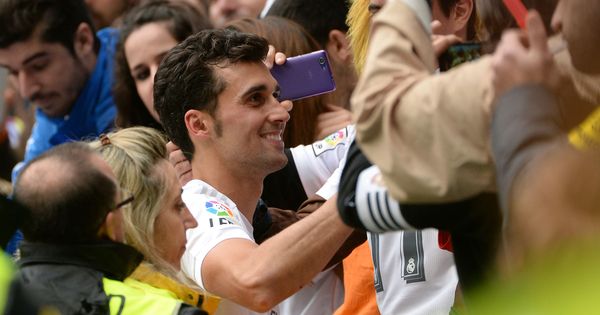 Foto: Arbeloa recibe el cariño de la afición durante su despedida del Real Madrid. (EFE)