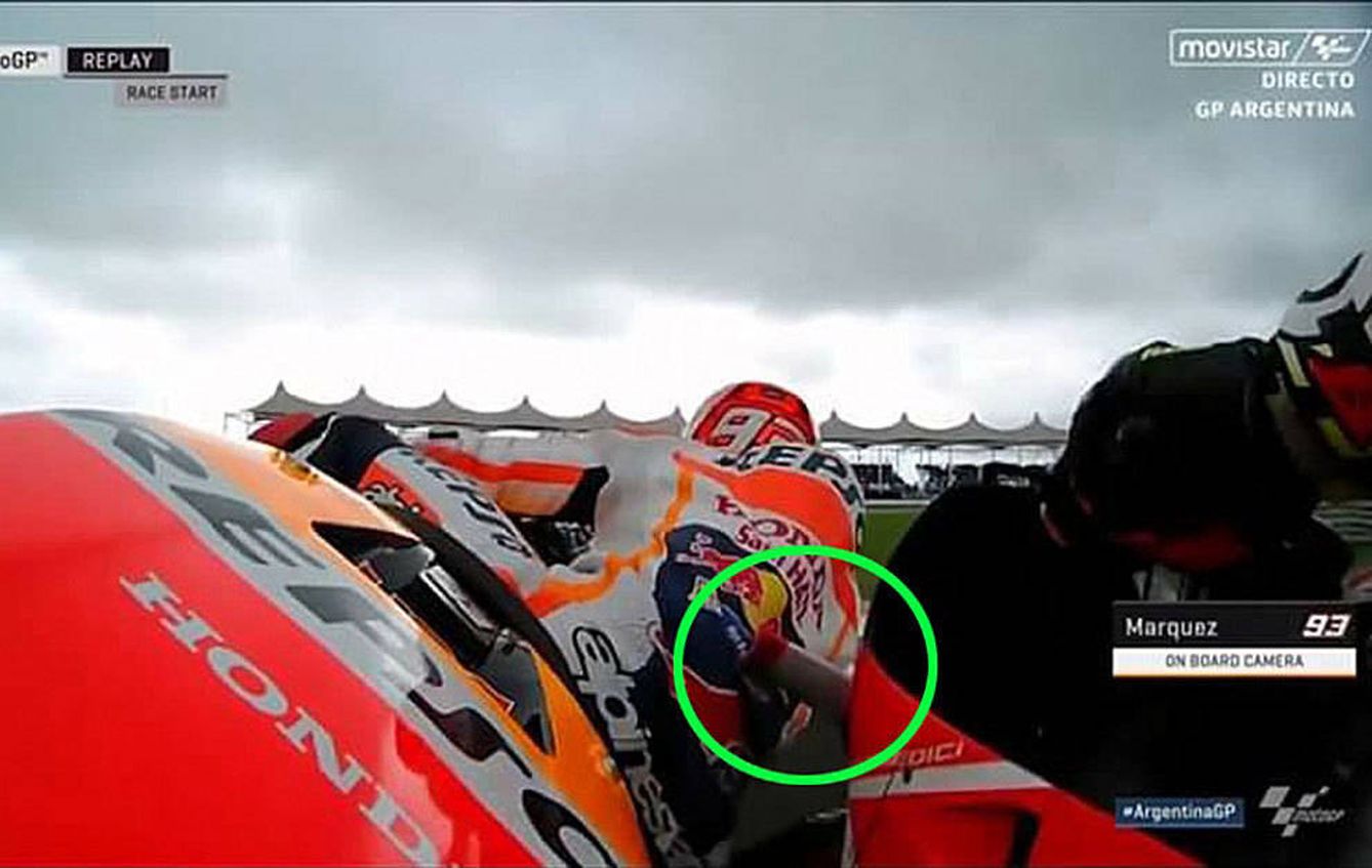 Iannone toca a Márquez con el ala de su Ducati. (Movistar+)