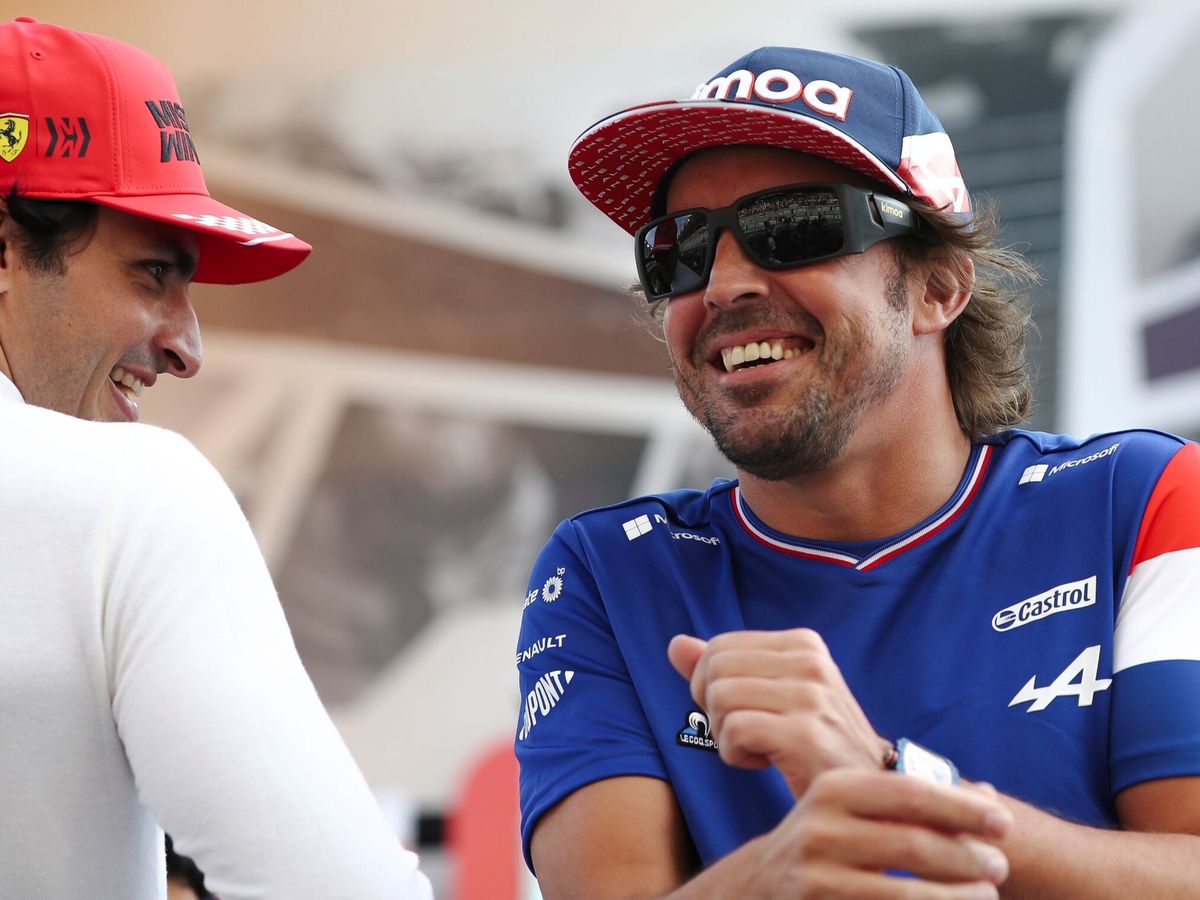 Foto: Fernando Alonso sonríe junto a Carlos Sainz. (EFE/EPA/Ali Haider)