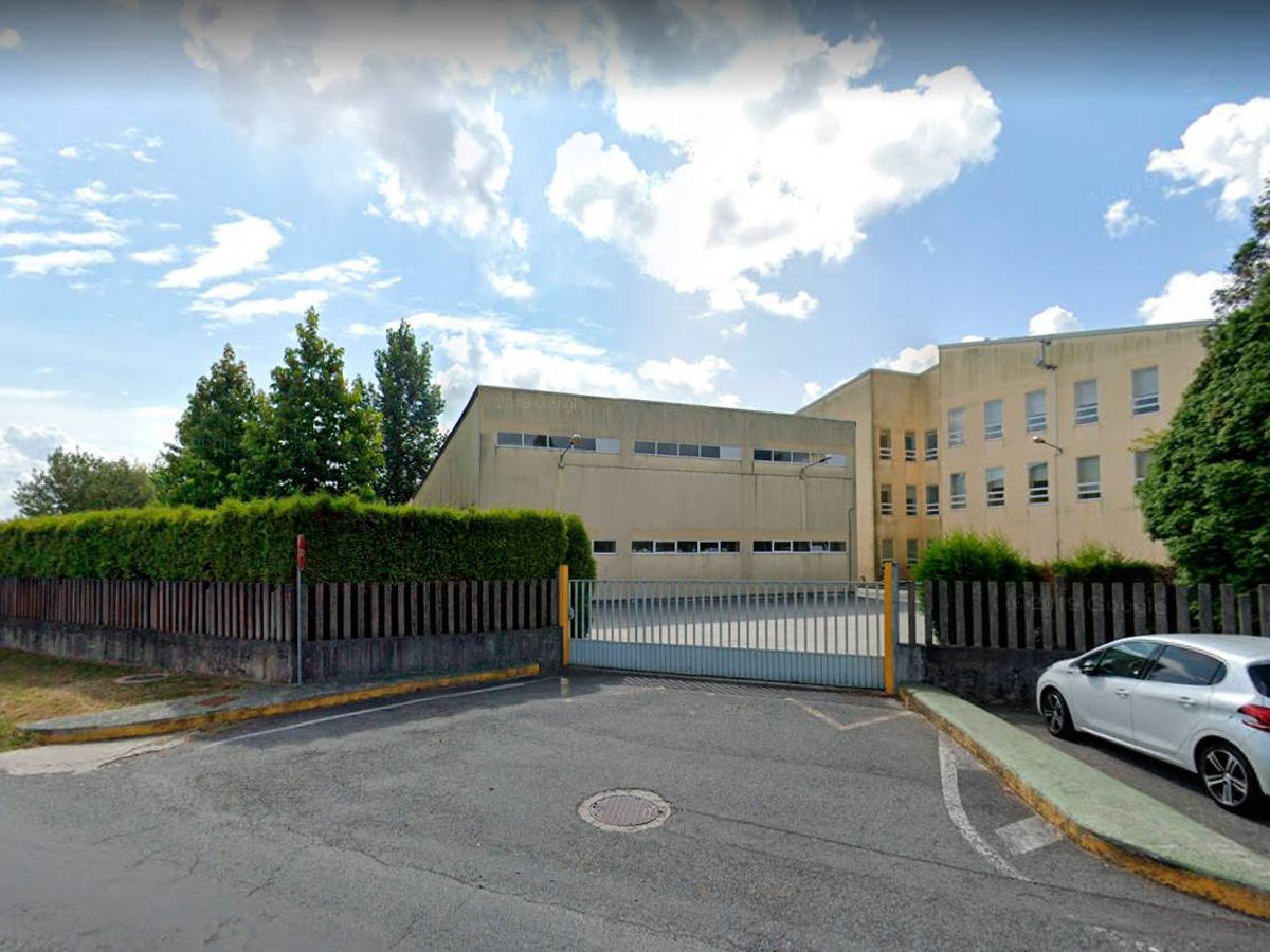 Foto: El pabellón de Culleredo, en A Coruña, donde fue abandonado el bebé (Google Maps)