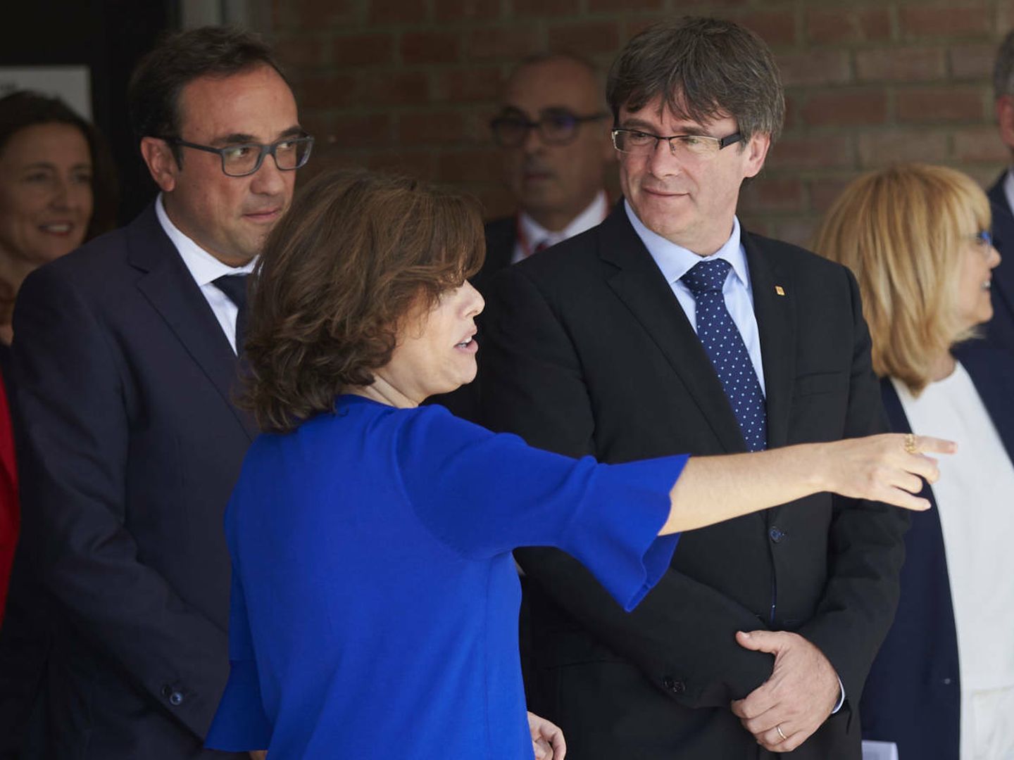 El presidente de la Generalitat, Carles Puigdemont, junto a la vicepresidenta del Gobierno, Soraya Saénz de Santamaría, y el 'conseller' de Territorio y Sostenibilidad, Josep Rull. (EFE)