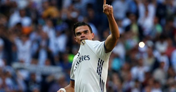 Foto: Pepe se va por la puerta de atrás del Real Madrid tras diez años. (Reuters)
