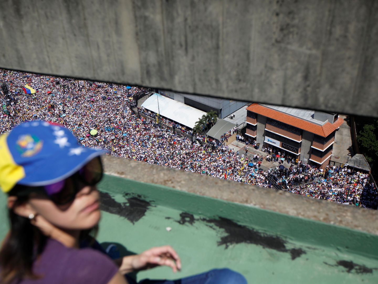 La manifestación opositora vista desde lo alto de un edificio. (Reuters)