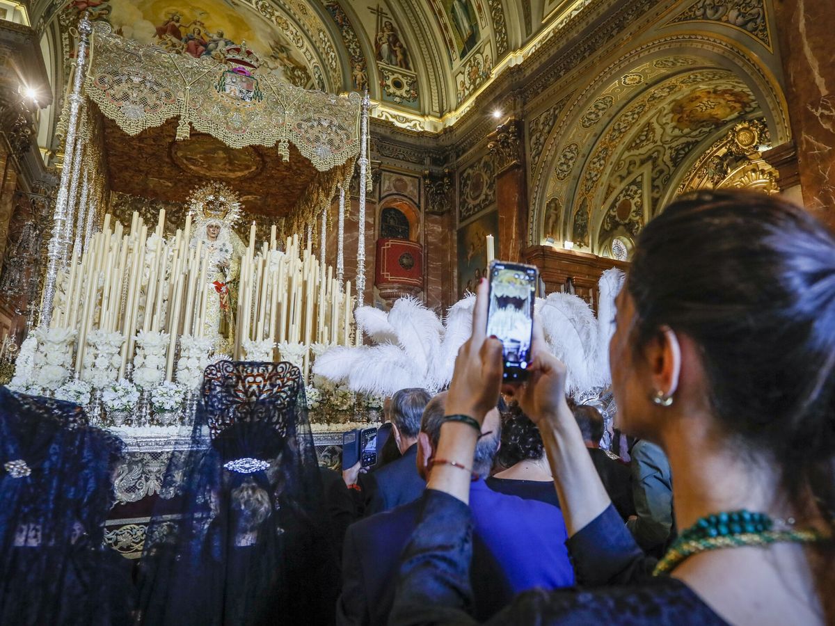 Foto: La Semana Santa sevillana con el paso de la Virgen de la Macarena. (EFE/José Manuel Vidal)