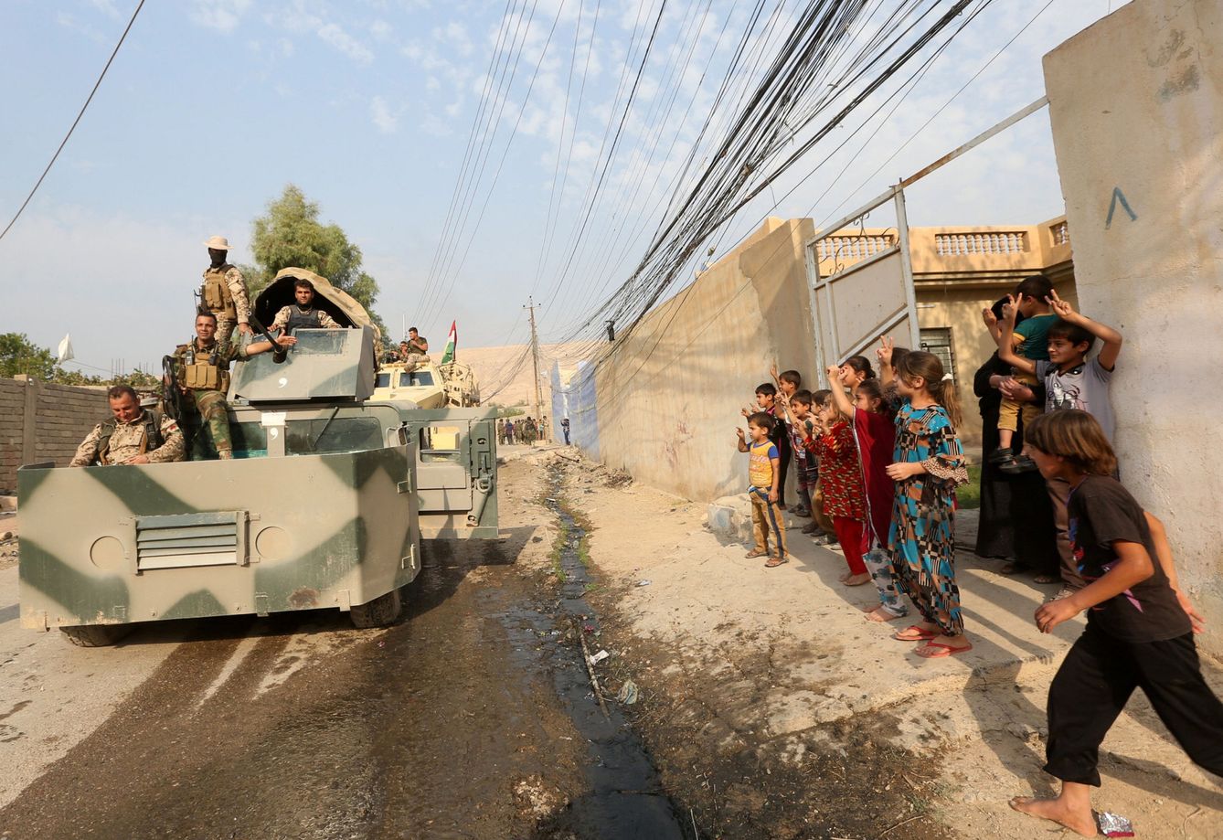 Foto: Niños reciben a tropas kurdas tras la expulsión del ISIS del pueblo de Fadiliya, al norte de Mosul (Reuters). 