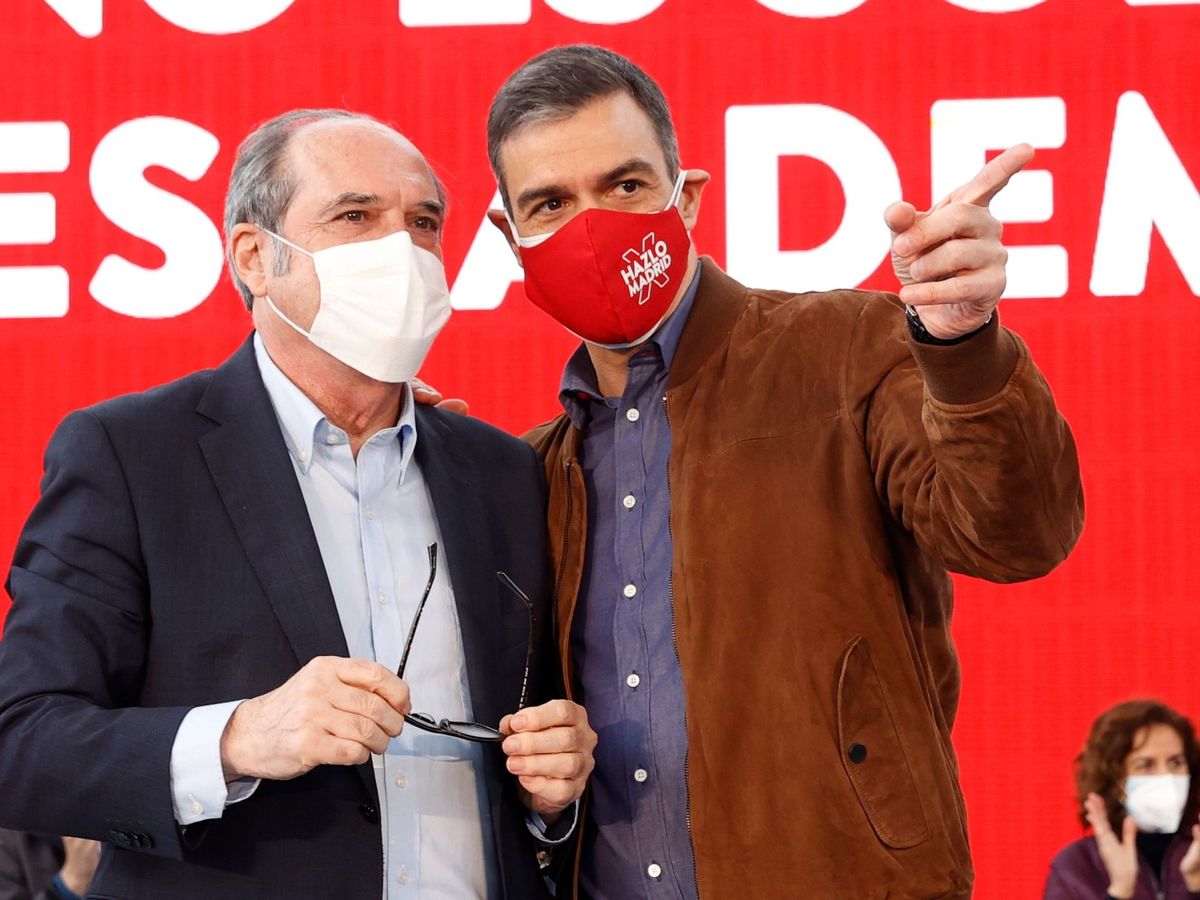 Foto: El secretario general del PSOE, Pedro Sánchez (d), y el candidato, Ángel Gabilondo. (EFE)