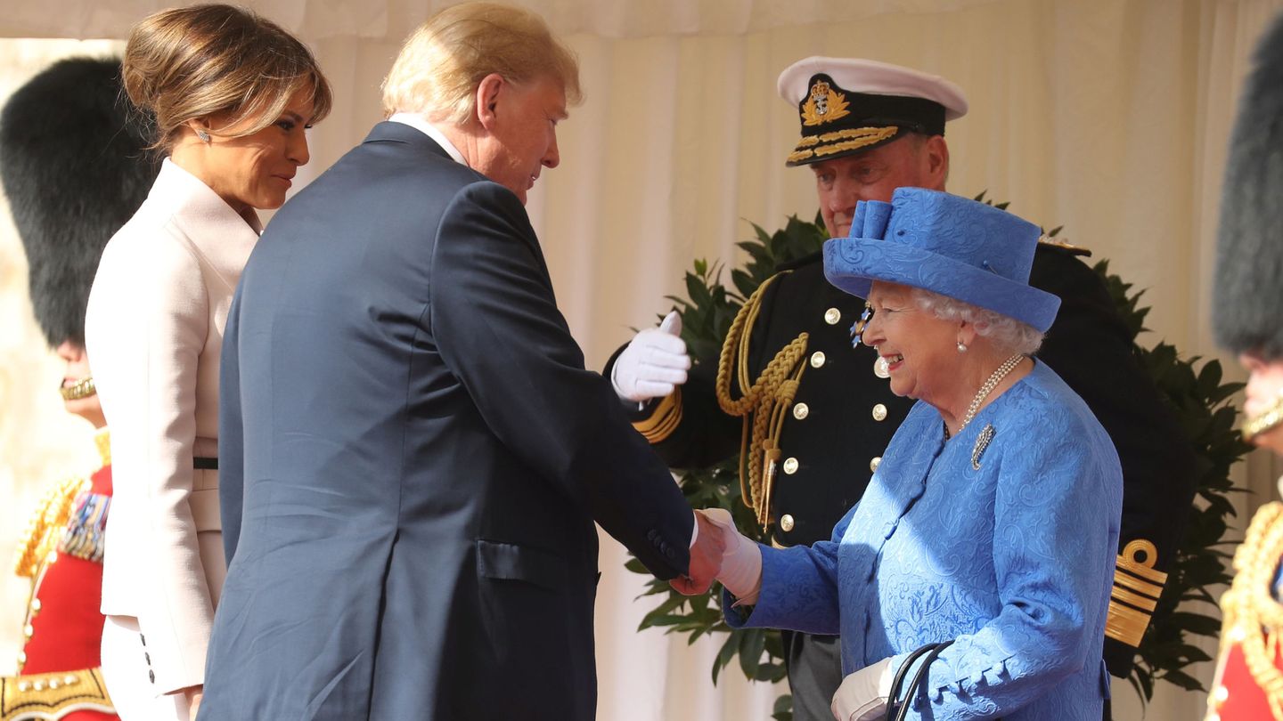 Trump saluda a la reina. (Reuters)