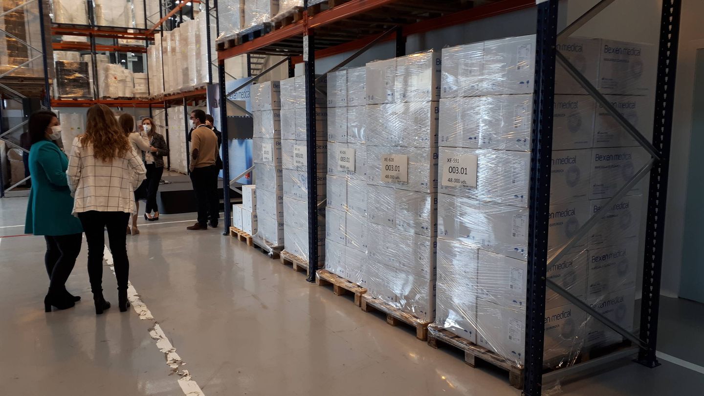 Varias cajas con mascarillas almacenadas en las instalaciones de Bexen Medical, en Etxebarria. (J. M. A.)