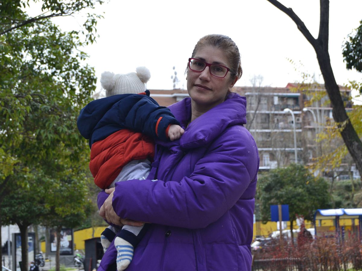 Foto: Victoria con su hijo Enzo en el barrio de Lucero. (M. Z.)