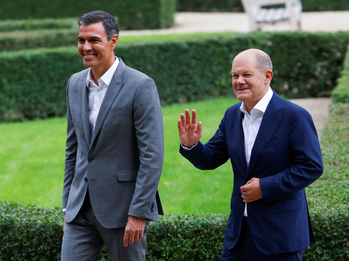 Foto: El canciller alemán, Olaf Scholz, y el presidente del Gobierno, Pedro Sánchez. (Reuters/Michele Tantussi)