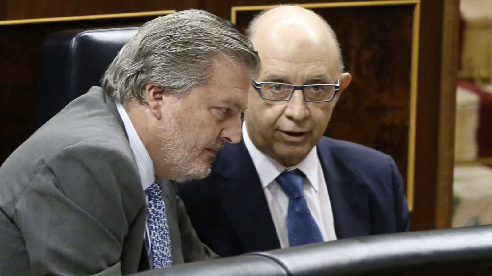 Foto: El ministro de Hacienda, Cristóbal Montoro, junto al ministro de Educación, Íñigo Méndez de Vigo (EFE)
