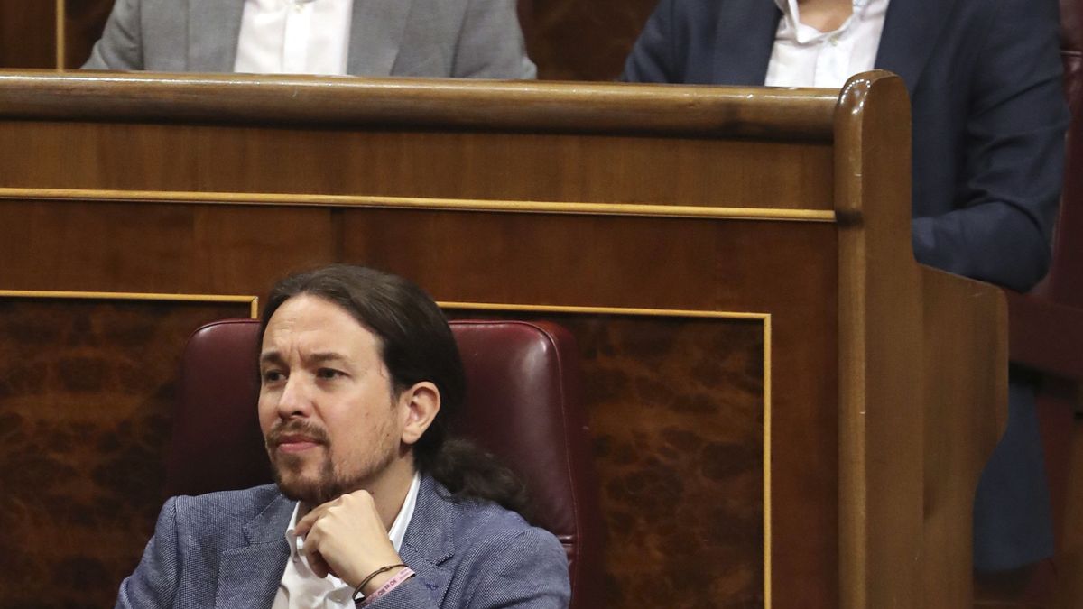Uniforme blanco para Podemos, tribuna repleta de los suyos... y hastío en el resto