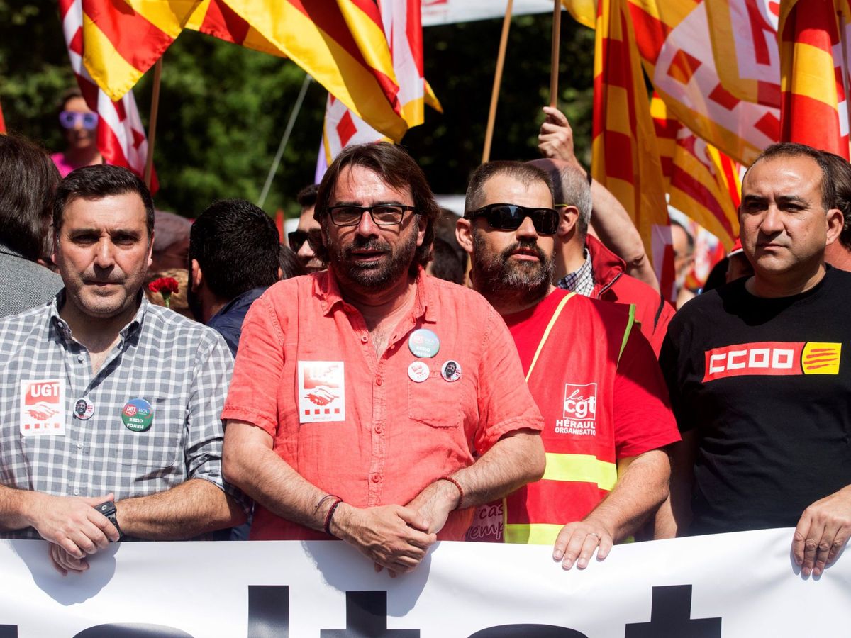 Foto: Líderes sindicales catalanes de UGT, Camil Ros, y CCOO, Javier Pacheco, en una manifestación del 1 mayo en Barcelona. (EFE)