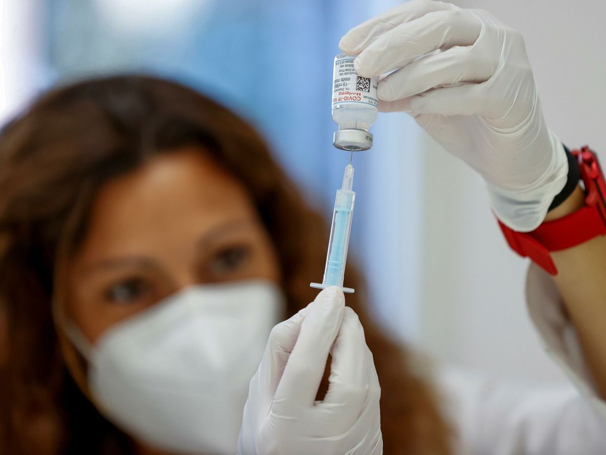 Foto: Una enfermera carga una dosis en un centro de vacunación de Madrid. (EFE)