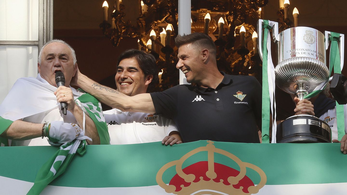 Gordillo celebra con Joaquín el título de Copa. (EFE/José Manuel Vidal)