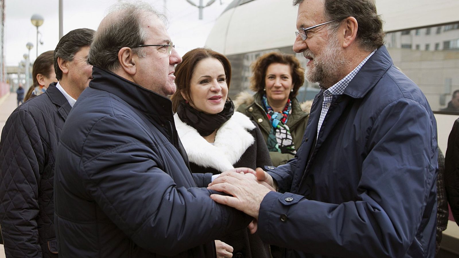 Foto: El presidente de la Junta de Castilla y León, Juan Vicente Herrera, junto al presidente del Gobierno en funciones, Mariano Rajoy, en un acto en Salamanca. (EFE)
