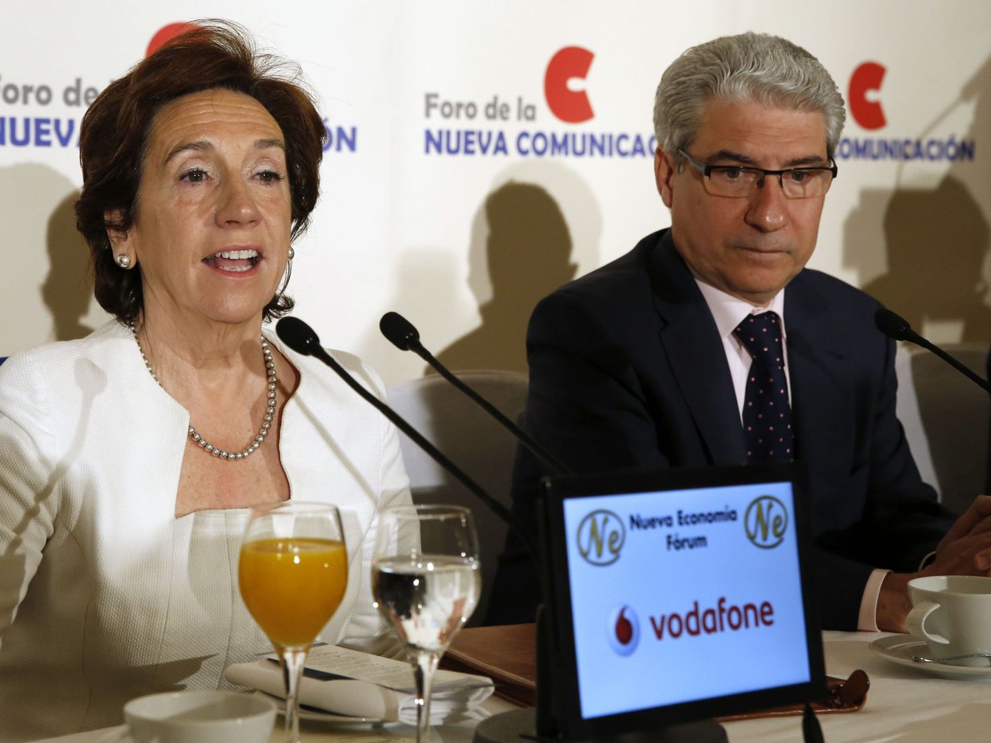 Victoria Prego y Casimiro García Abadillo. (EFE)
