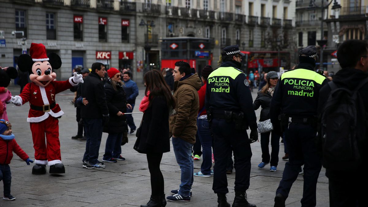 Detenidas por atracar turistas en la Puerta del Sol disfrazadas de Minnie Mouse