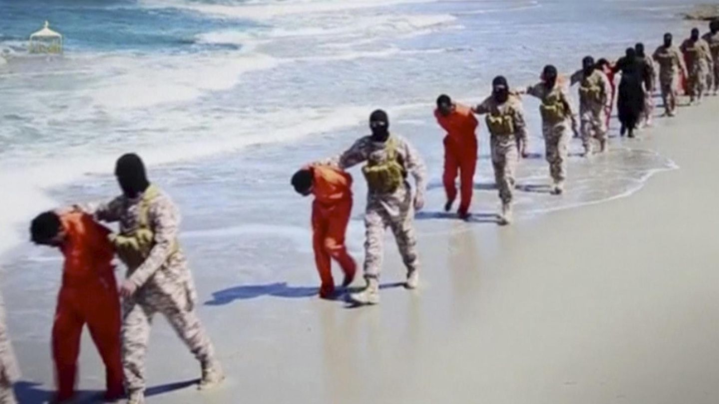 Supuesta ejecución de cristianos etíopes difundida por el ISIS en un vídeo (Reuters).
