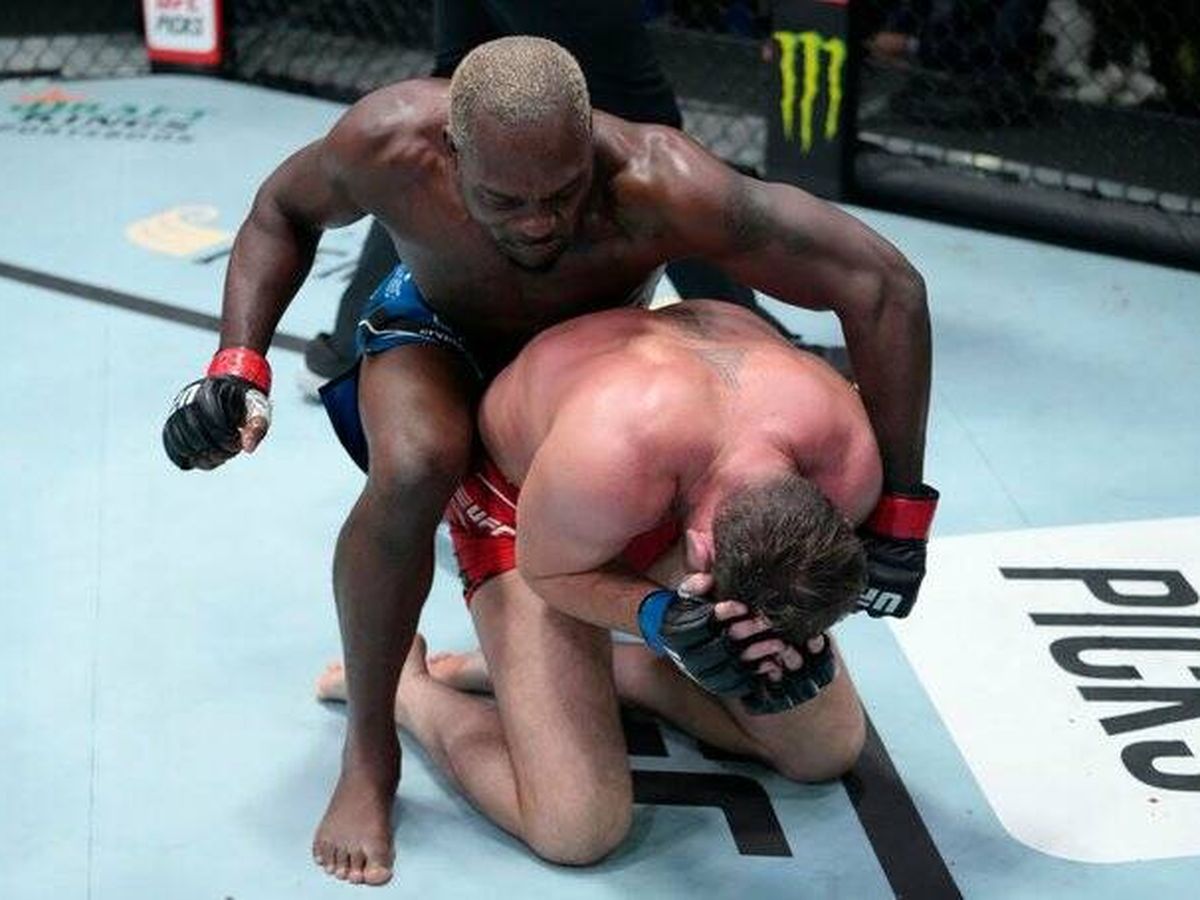 Foto: Derek Brunson contra Darren Till en UFC Vegas 36 (UFC Español Twitter)