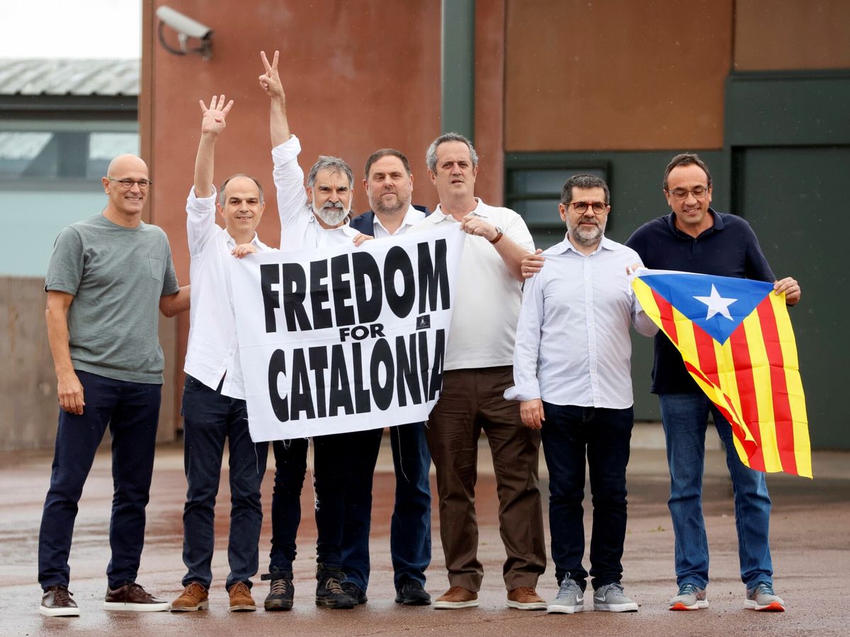 Foto: Los presos del 'procés' abandonan la cárcel tras el indulto del Gobierno. (EFE)
