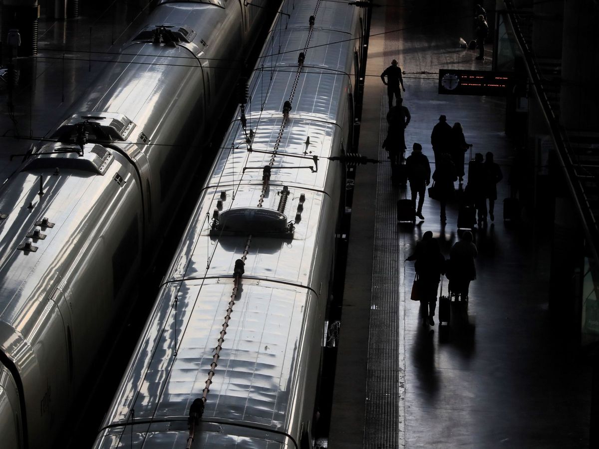 Foto: Varias personas toman un tren en la estación de Atocha. (EFE/Fernando Alvarado)