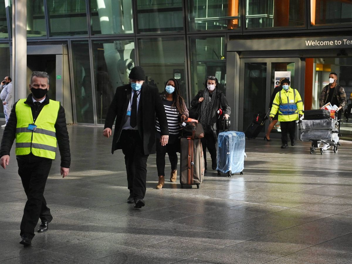 Foto: Los pasajeros que llegan a Reino Unido son directamente trasladados a hoteles donde estarán aislados (EFE EPA/Neil Hall)