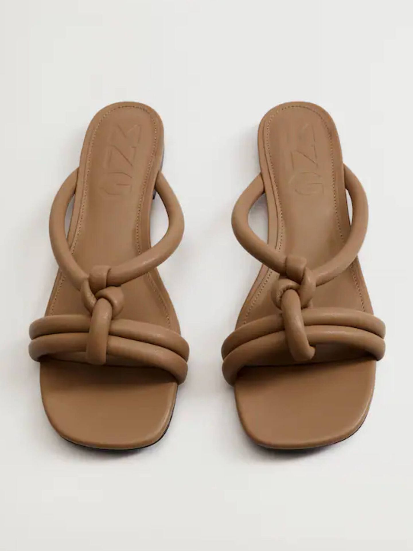 Sandalias planas y cómodas para comprar en rebajas. (Mango/Cortesía)