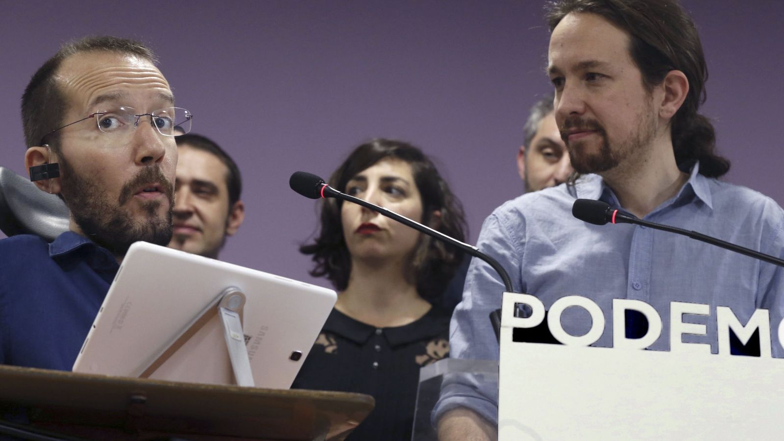 Foto: Pablo Echenique y Pablo Iglesias, durante la rueda de prensa posterior a la reunión del secretario general con los líderes autonómicos. (EFE)