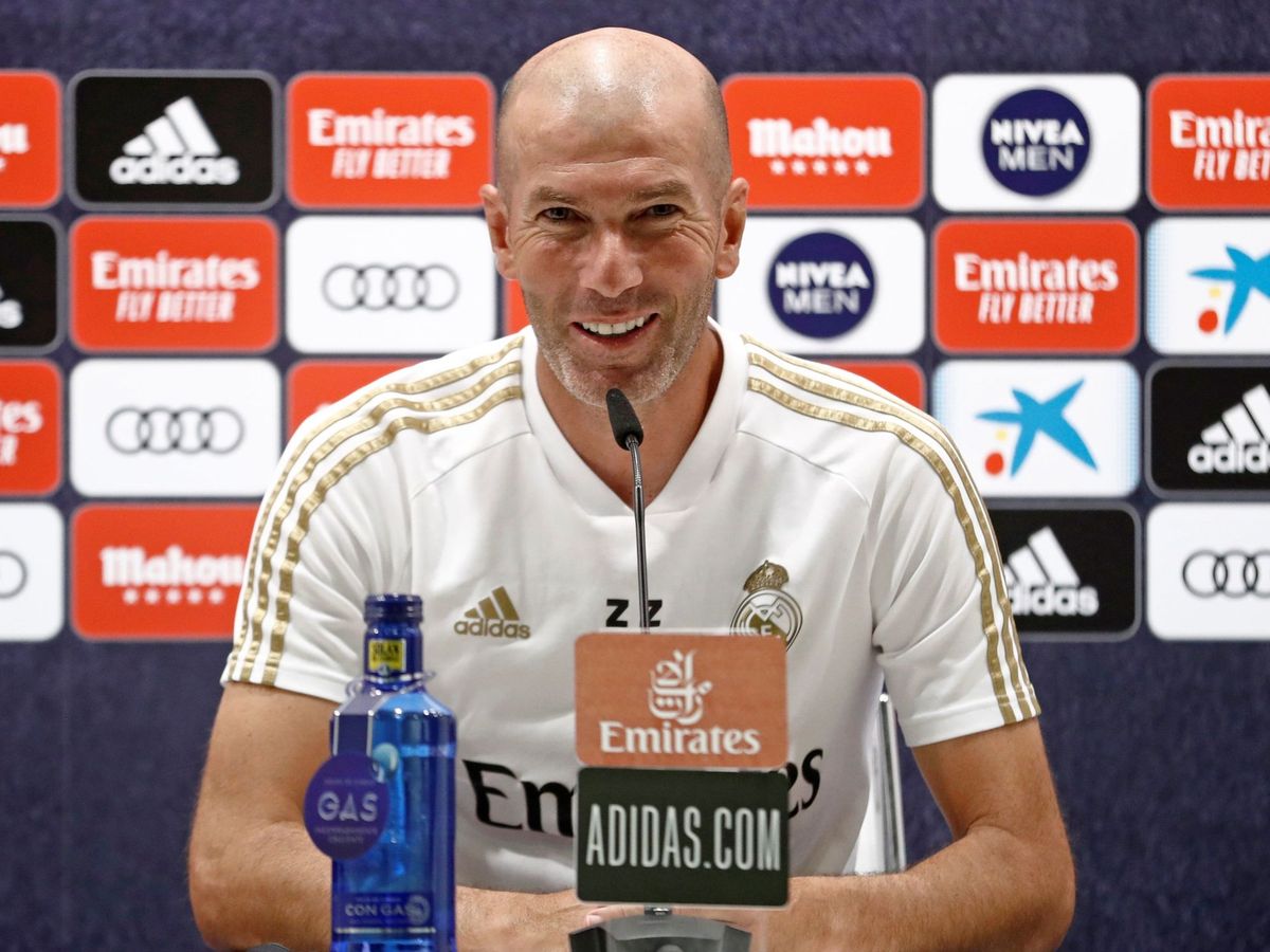 Foto: Zinédine Zidane, sonriente, durante una rueda de prensa con el Real Madrid. (Efe)