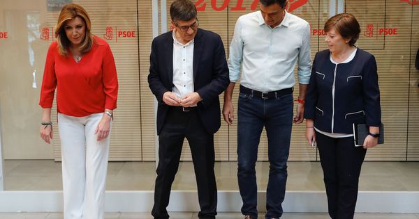 Foto: Los candidatos a la Secretaría General del PSOE, Susana Díaz (i), Patxi López (2i) y Pedro Sánchez (2d), posan junto a la periodista Carmen del Riego. (EFE)