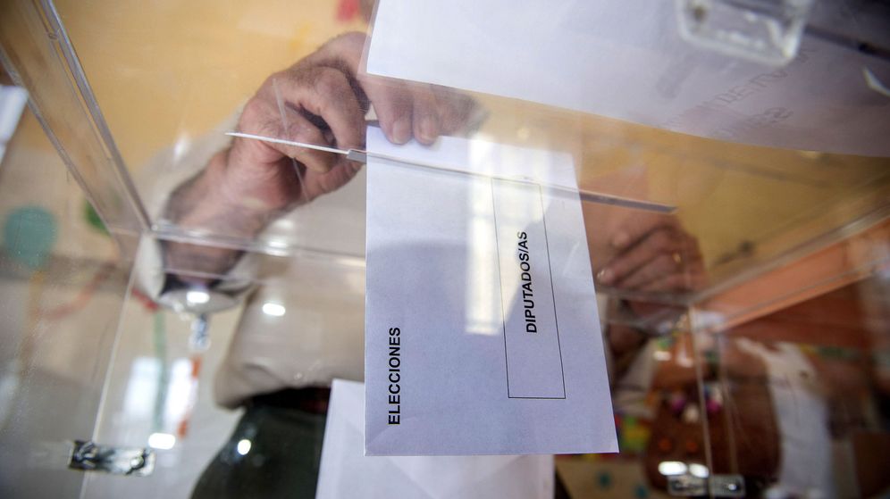 Foto: Una persona deposita en una urna de un colegio electoral una papeleta. (EFE)