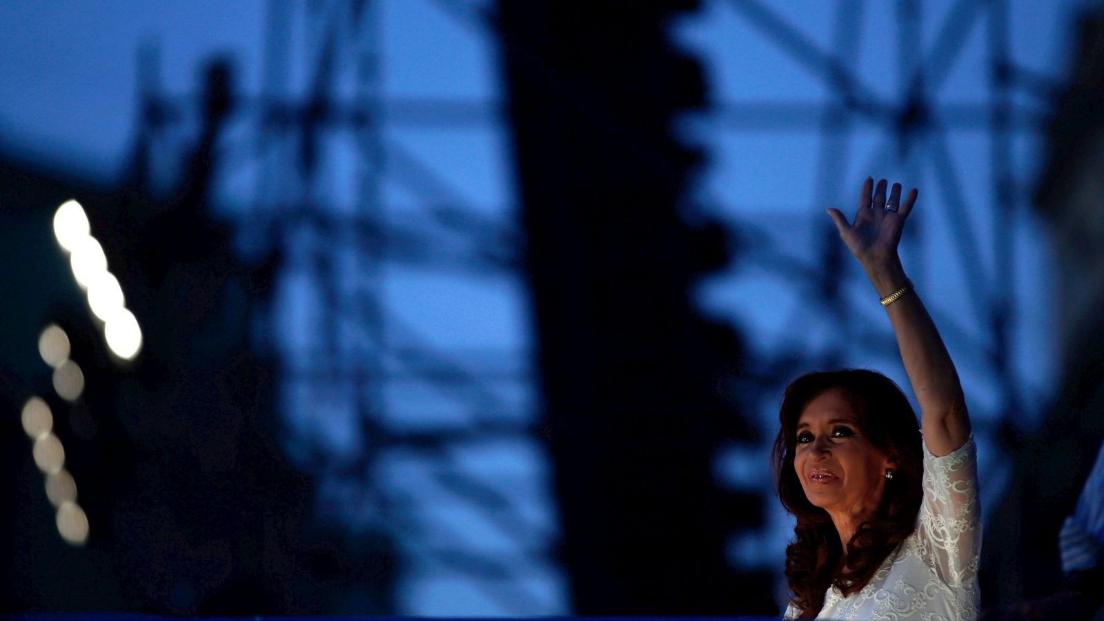 Foto: La expresidenta Cristina Fernández de Kirchner saluda a simpatizantes durante una ceremonia en su último día en la Casa Rosada, el 9 de diciembre de 2015. (Reuters)