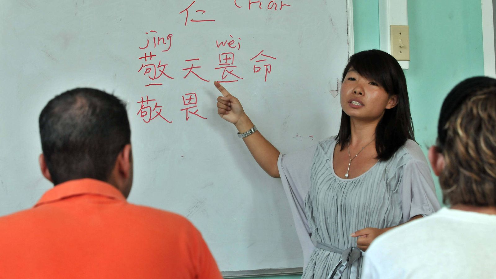 Foto: Una profesora de origen chino imparte clases el 21 de julio de 2011, en un Instituto Confucio. (EFE)